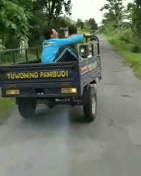 NGAKAKK!! Viar roda 3 goyang kapten oleng lucu