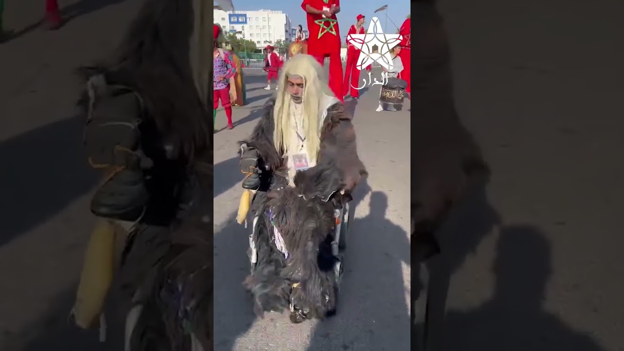 شاب من ذوي الإعاقة يشارك بكرسيه المتحرك في احتفالات بوجلود ويخطف الأنظار بإنزكان