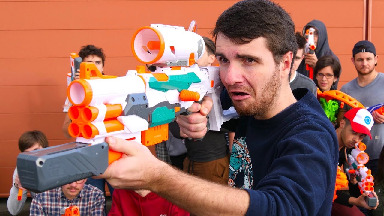 gaming logo ENORME BATTLE ROYALE DANS LA VRAIE VIE ! (PUBG NERF)