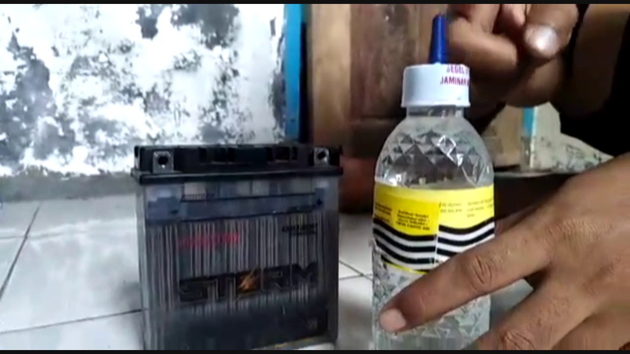 MENAMBAH AIR AKI