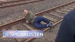 Er will ein Zeichen setzen! Aber warum auf den Schienen? | Auf Streife - Die Spezialisten | SAT.1 TV Er will ein Zeichen setzen! Aber warum auf den Schienen? | Auf Streife - Die Spezialisten | SAT.1 TV