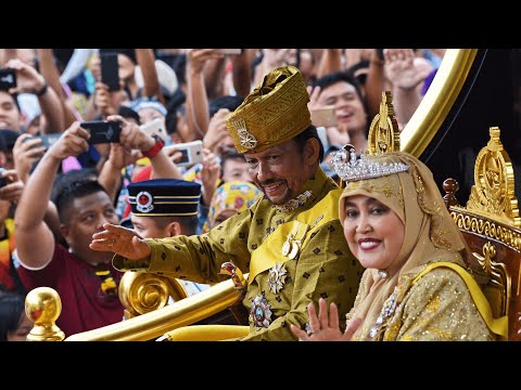 Video: Brunei sultan Hassanal Bolkiah netoväärtus: Wiki, abielus, perekond, pulmad, palk, õed-vennad