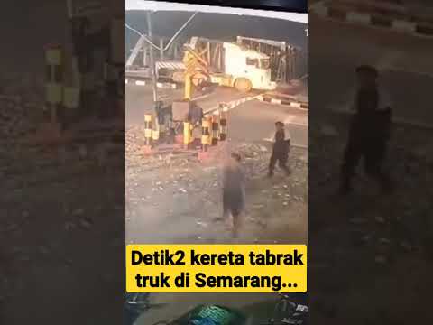 Detik-detik kereta tabrak truk di Semarang sampai meledak...