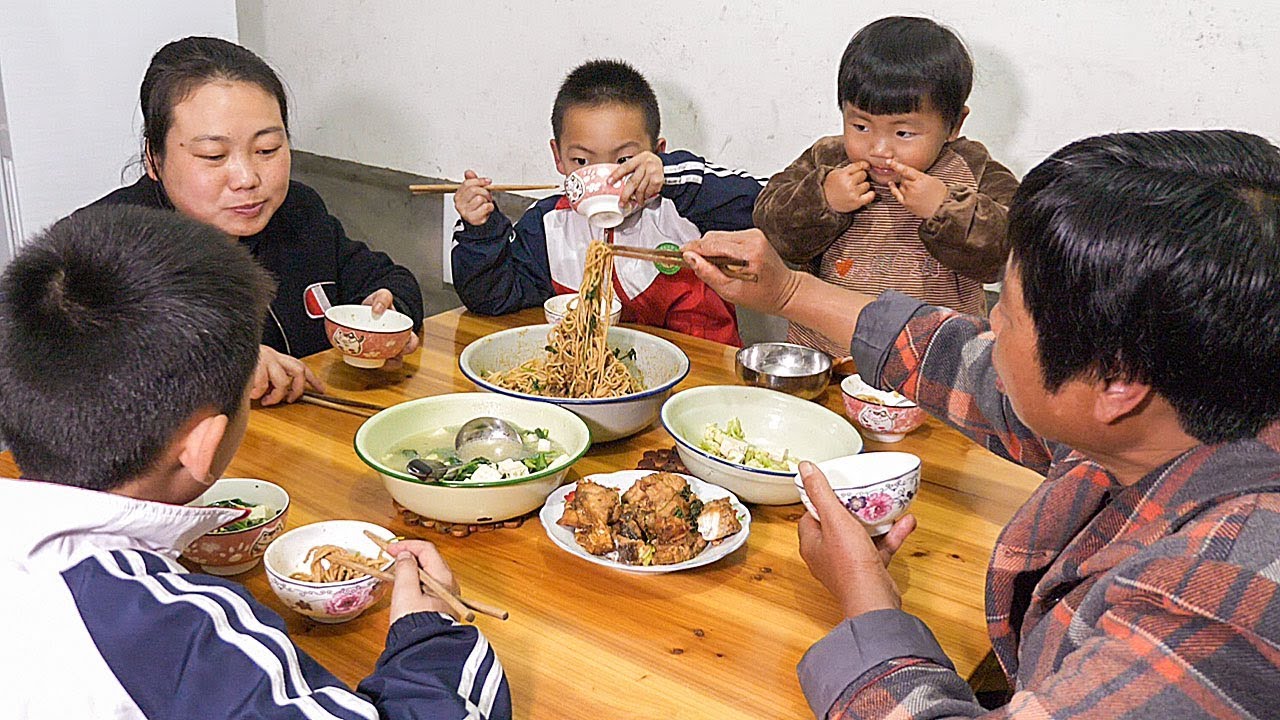 媳婦煮熱乾麵，孩子嘗一口後很傷心，為啥這麼辣 | Hot dry noodles, the children taste a very sad, why so hot