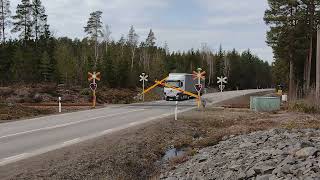 Järnvägsövergång utanför Högsby med 'Krösatåg' * Swedish level crossing