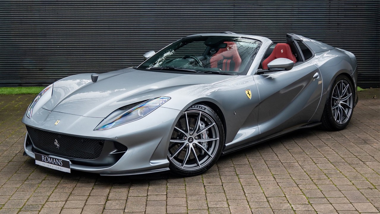 Ferrari 812 GTS 2020 года — цвет Grigio Titanio Metallic — обзор и запуск двигателя.