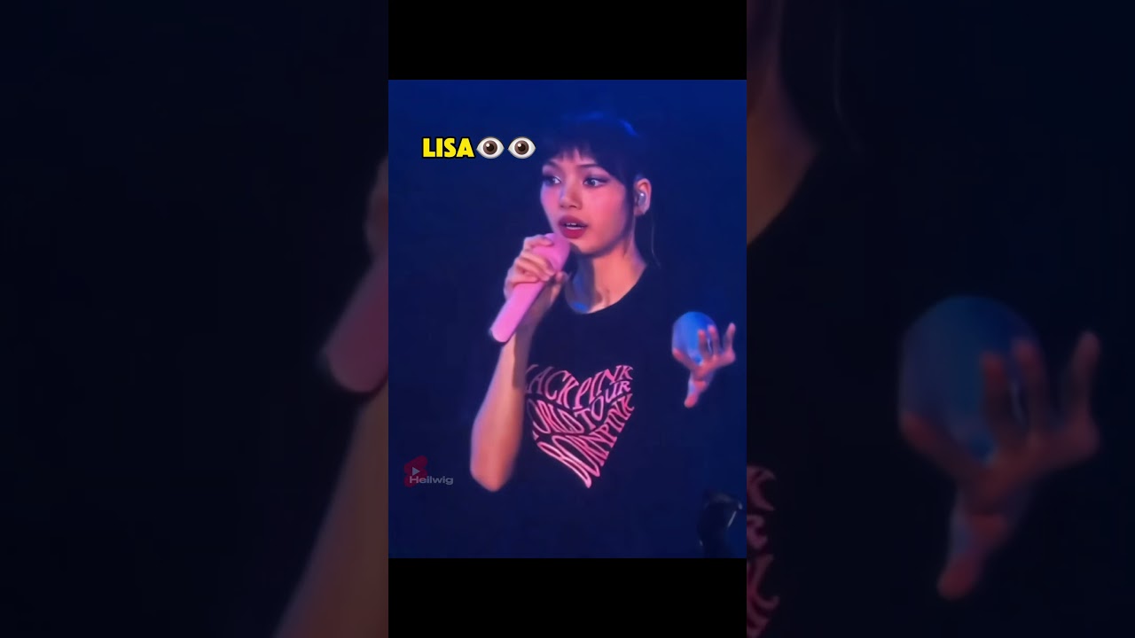 Lisa reminded Rosé when she saw her throw her jacket under the stage!!🫢🫢 