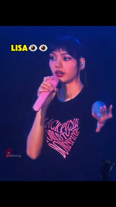 Lisa reminded Rosé when she saw her throw her jacket under the stage!!🫢🫢 #blackpink #lisa #rosé