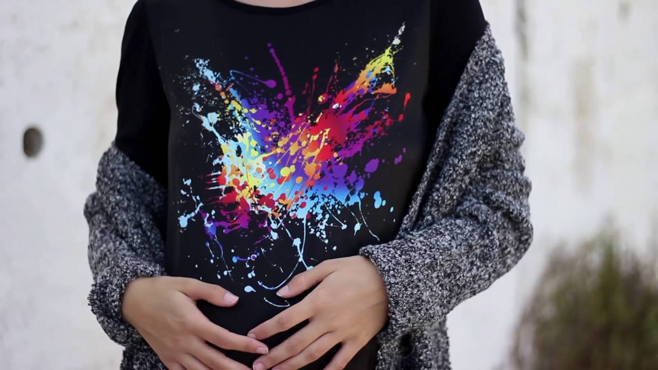 Camiseta negra estampado delante colores y chaqueta tricotosa abierta - YouTube