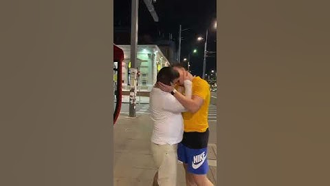 ŠOK! CHODA I DELIĆ SE LJUBE U USTA NA ULICI!