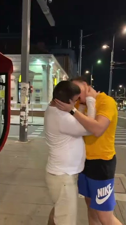 ŠOK! CHODA I DELIĆ SE LJUBE U USTA NA ULICI!