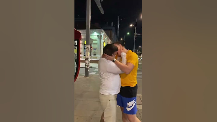 ŠOK! CHODA I DELIĆ SE LJUBE U USTA NA ULICI!