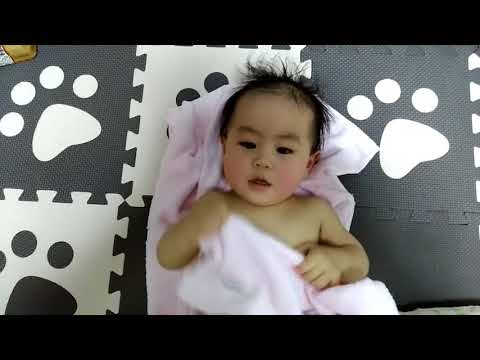 お風呂上がり、タオルで顔を隠す赤ちゃん【生後10ヶ月】