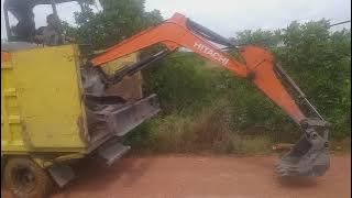 cara menurunkan mini excavator dari atas truck.#hitachi