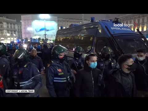 No Green Pass, manifestanti scandiscono slogan in Piazza del Duomo: polizia presente in forze