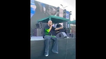كان في صورة ليكي بالورد 