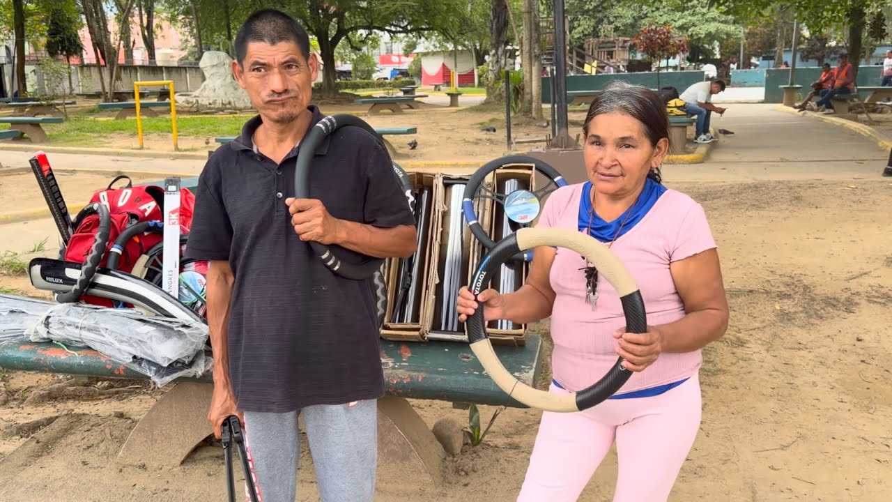 Tía Mauda y Nery Vendiendo en el Parque de Tocoa Colon Honduras..😁🇭🇳