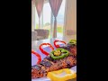 Ak kisa ou t ap manje bèl grenn pwason sa. Diri, bannann bouyi oubyen yanm bouyi.