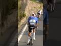 El momento en el que Van der Poel se quedaba fuera de la lucha. #MilanoSanRemo