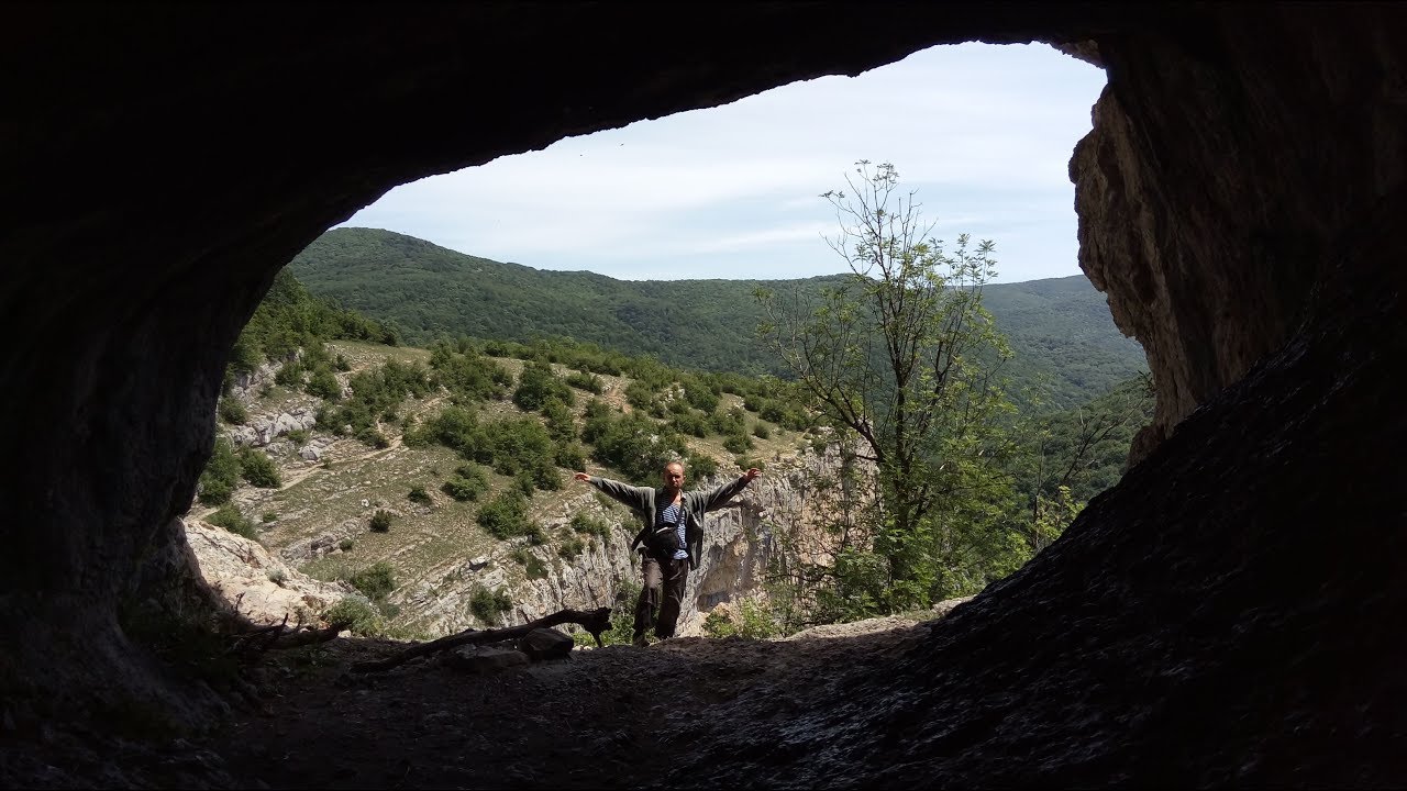 Грот видео. Грот видео. Голубой грот крым. Грот в скале на мальте. Грот большой глухой чусовой.