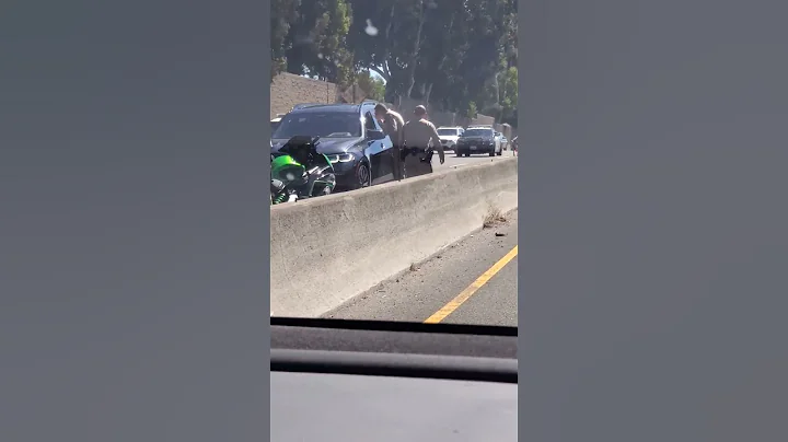 Breaking news - Car and motorcycles accident on I-880S - DayDayNews