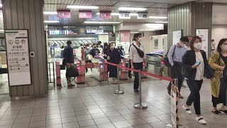 都営地下鉄新宿線と京王新線の新宿駅改札口の風景