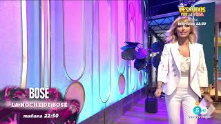Emma García, traje pantalón blanco y pantalones acampanados