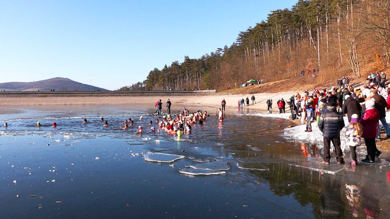 Stovka otužilcov pokope