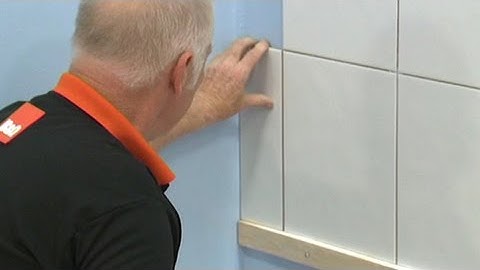 Hoe je een tegelrand op een muur afwerkt