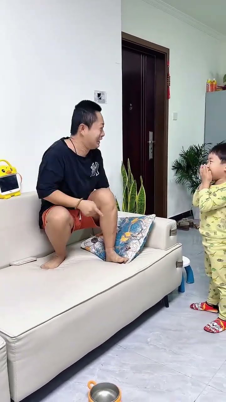 爸爸又在睡懒觉，还是儿子有办法！#Cute baby#Cute#呆萌小米宝#聪明宝宝#萌娃