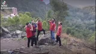 Acara kibar bendera Sang Saka merah putih di puncak oleh anak anak pejuang(4)