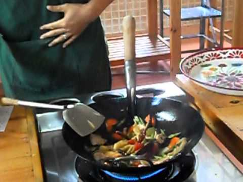 Видео рецепт Курица по-тайски с кешью