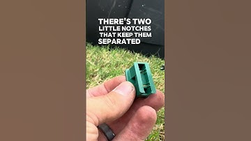 Het correct bevestigen van vampierpluggen aan een elektrische kabelbaan voor kerstverlichtingsins...