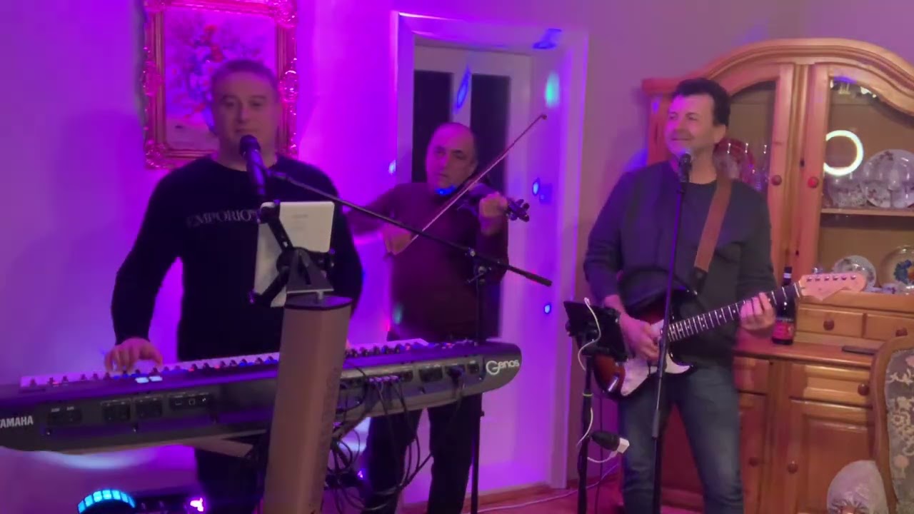 Millió rózsaszál, Ábrándos szép napok - Áron és zenekara