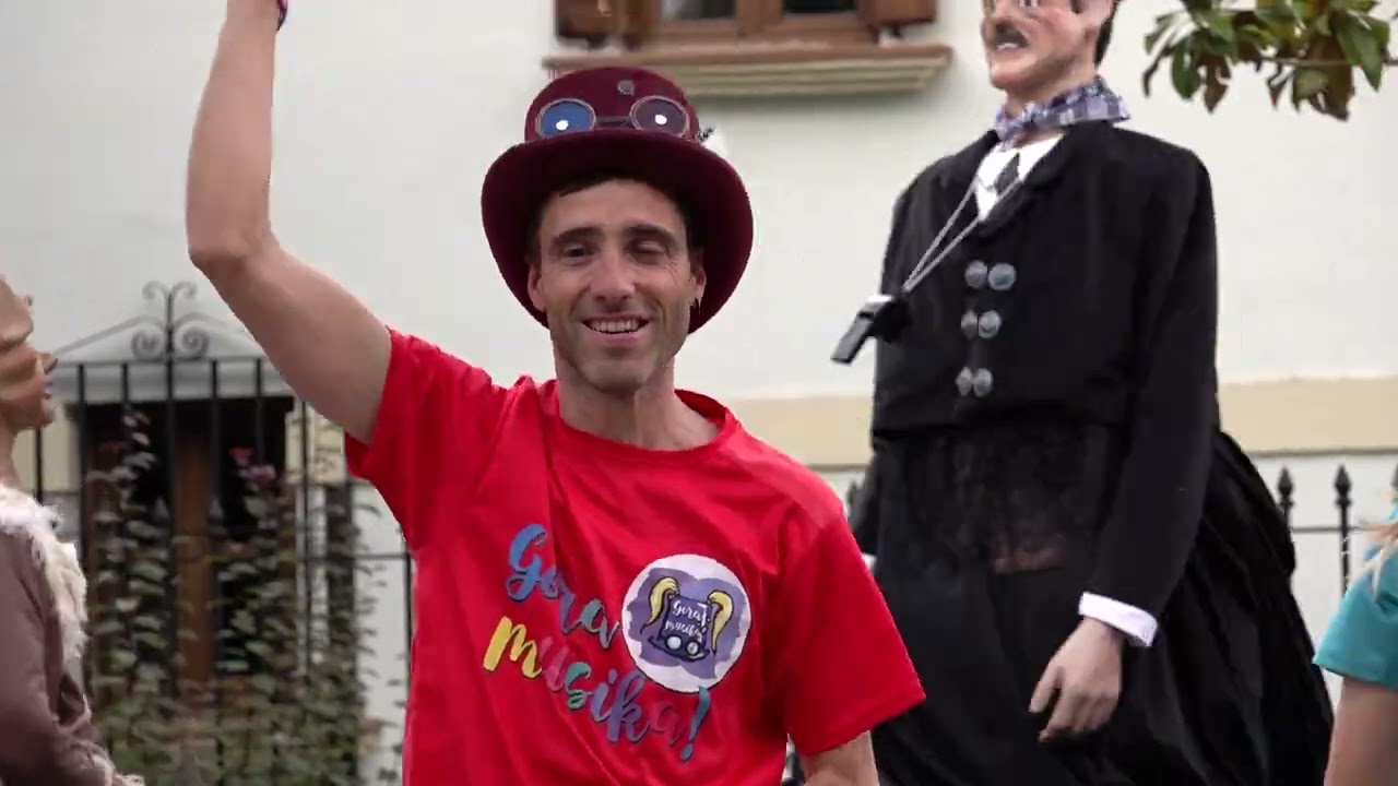 ERRALDOIAK AURRERA. GIGANTES GEGANTS ONDEL-ONDEL GORA MUSIKA