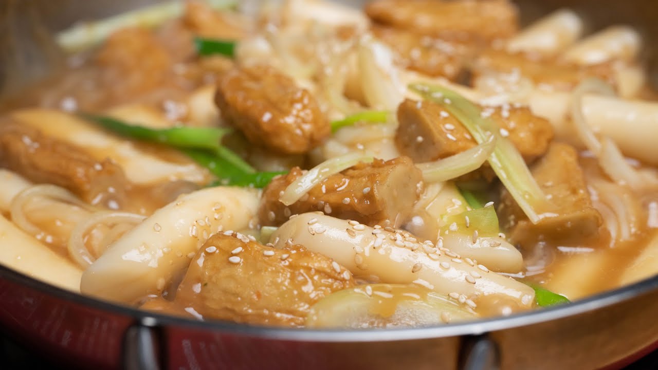 Tteokbokki sauce soja (간장 떡볶이) idéal pour ceux qui n'aiment pas manger épicé et pour les enfants