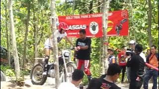 Kecelakaan kecil host Trans7 mencoba motor trial