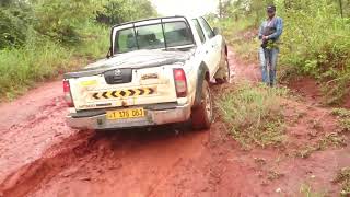 Nissan NP300 Hardbody Double Cab 2.4, 4x4 Climbing steep muddy hill #offroad4x4 #muddy