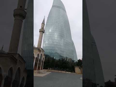 إطلالة للمسجد مع أبراج شعلة النار ب أذربيجان