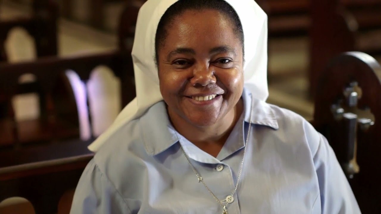 Monja africana hace fotografia real de Jesús