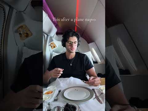 لؤي علامة يشارك مع متابعيه مقطع فيديو على متن طائرته الخاصة حيث كان يتناول الكافيار