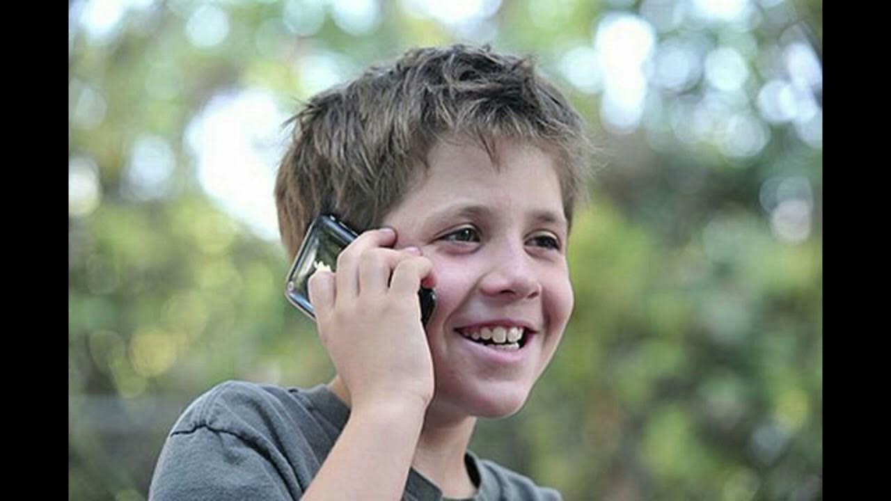 Разговор по телефону для ребенка. Ребенок с телефоном. Подросток говорит по телефону. Телефонный мальчик. Школьник с телефоном.