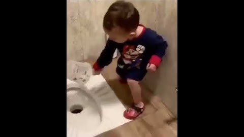 Tuvalet deliğine düşen çocuk
