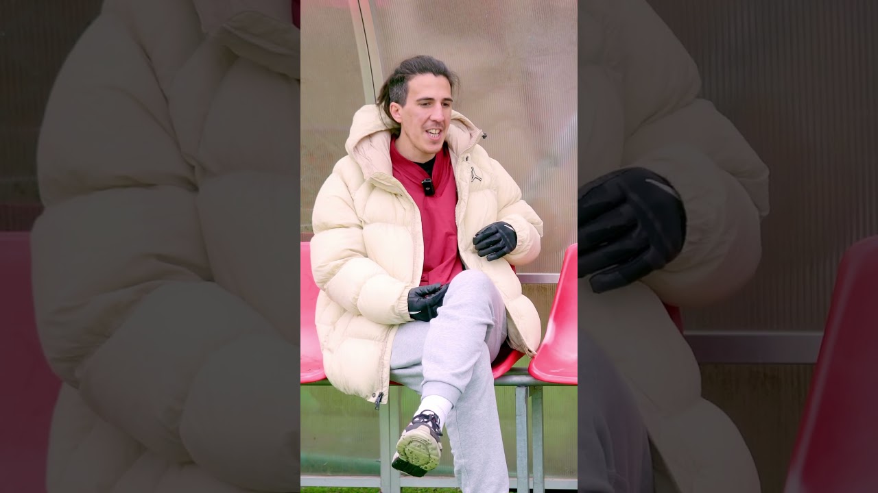 A bordo campo, tra un pallone che rotola. 