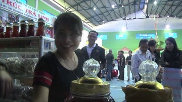 Du khách đến phiên chợ sâm tháng 10 rất đông.