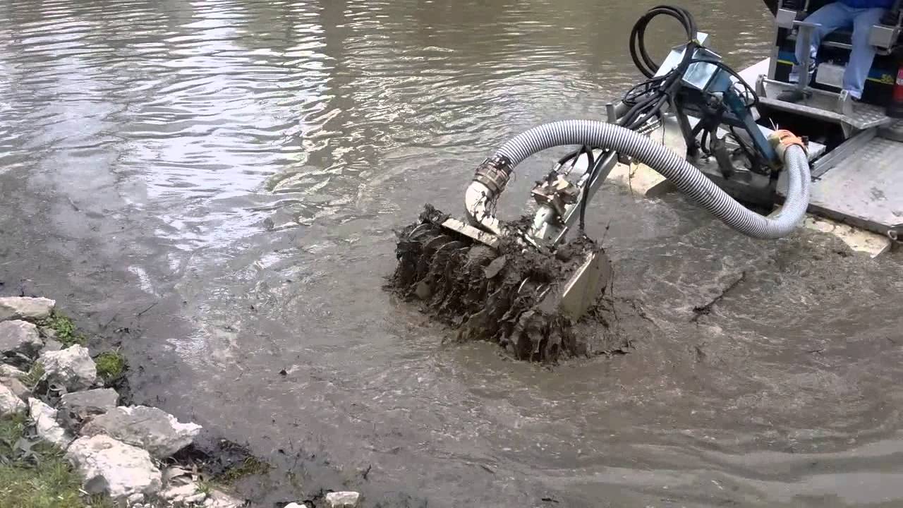 Очистка пруда от ила. Насос для очистки водоема. Мини земснаряд. Чистка дна водоема оборудование. Земснаряд для очистки водоемов.