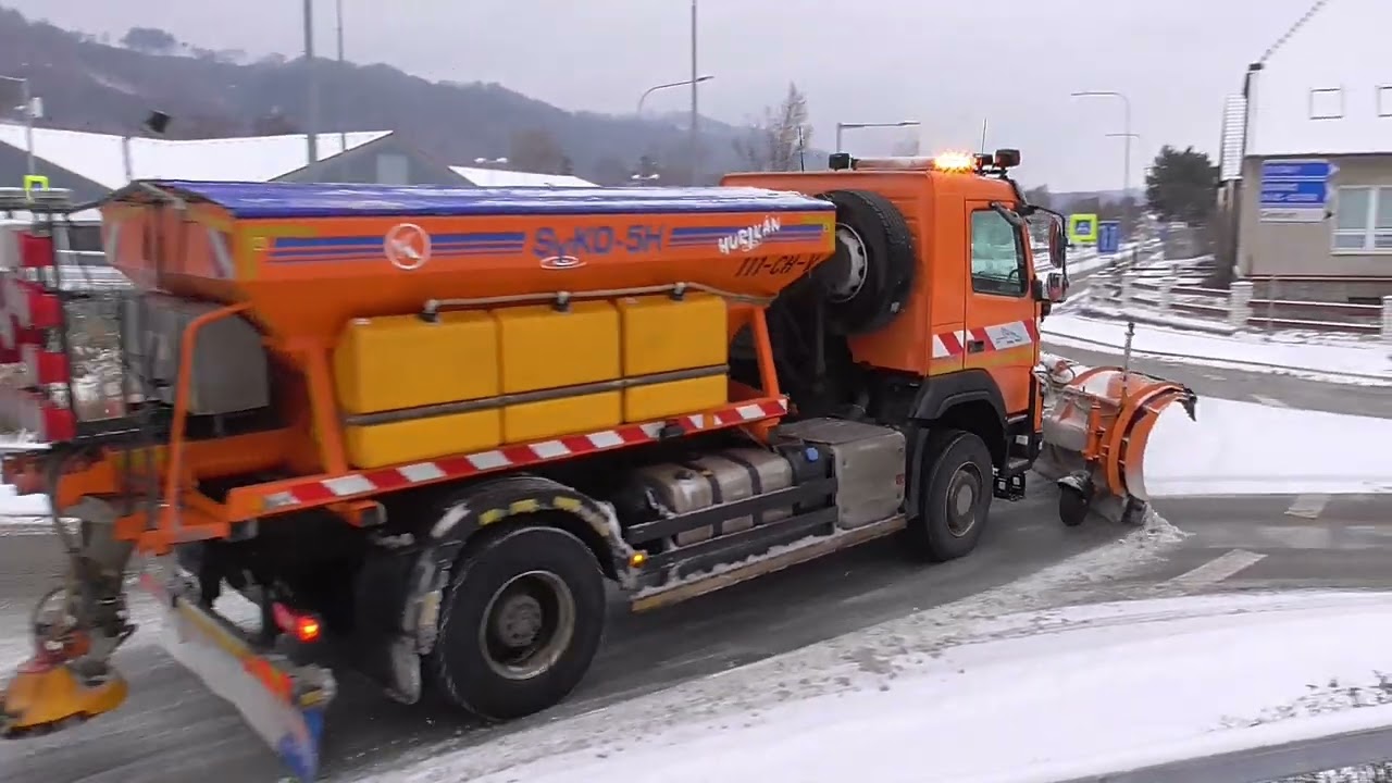 Když ve městě sněží ** Taková běžná _krásná zimní údržba silnic a chodníků, sestřih sněžné techniky!