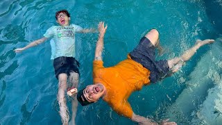 BRINCANDO DE BOIA OU AFUNDA NA PISCINA do Lucas Vasconcelos