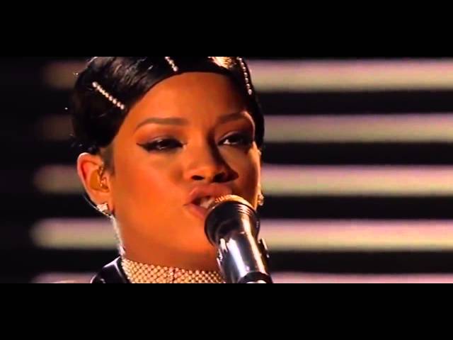 Rihanna - Diamonds (Live At AMA 2013) class=