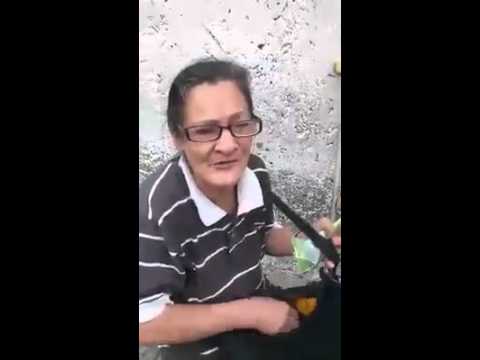 Las burlas de abuela 'La malandrosa', quien pide dinero en la calle